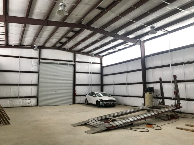 1714 Airport Rd, Conroe, TX for sale - Interior Photo - Image 2 of 9