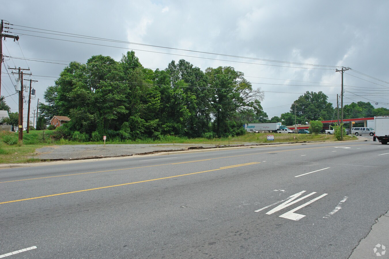 201 N Hoskins Rd, Charlotte, NC 28216