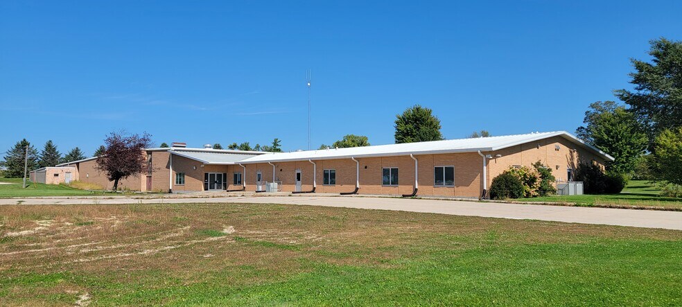 3495 N Winn Rd, Decorah, IA for sale - Primary Photo - Image 1 of 1