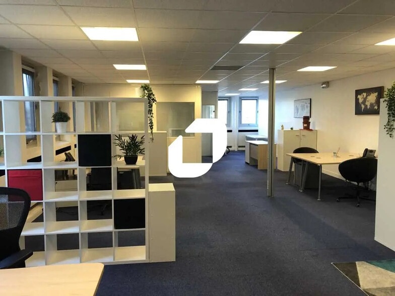 Flex in Marly-le-Roi for lease - Interior Photo - Image 2 of 13