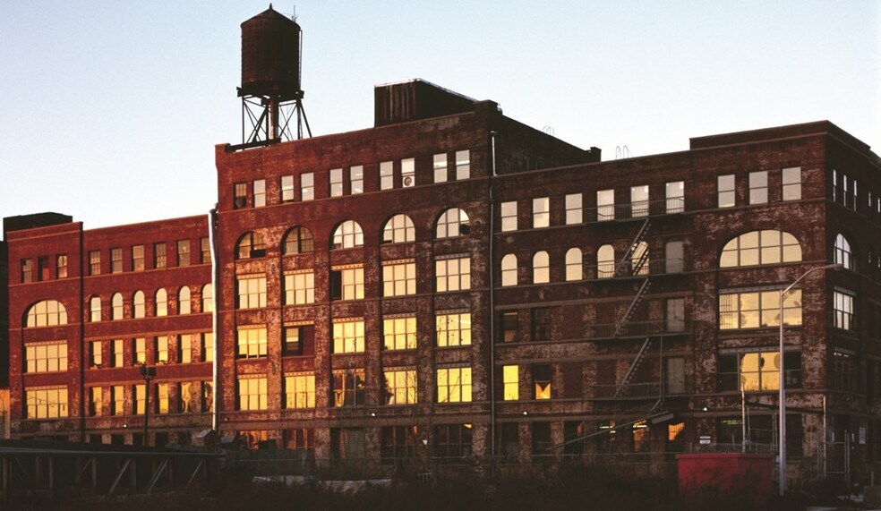 26 Bruckner Blvd, Bronx, NY for lease - Building Photo - Image 2 of 7