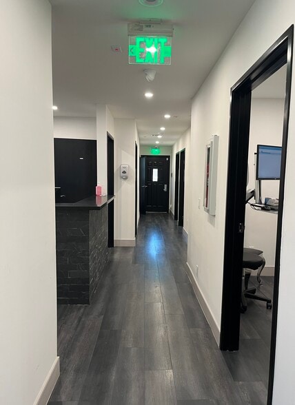 17970 Sierra Hwy, Canyon Country, CA for lease - Building Photo - Image 2 of 16