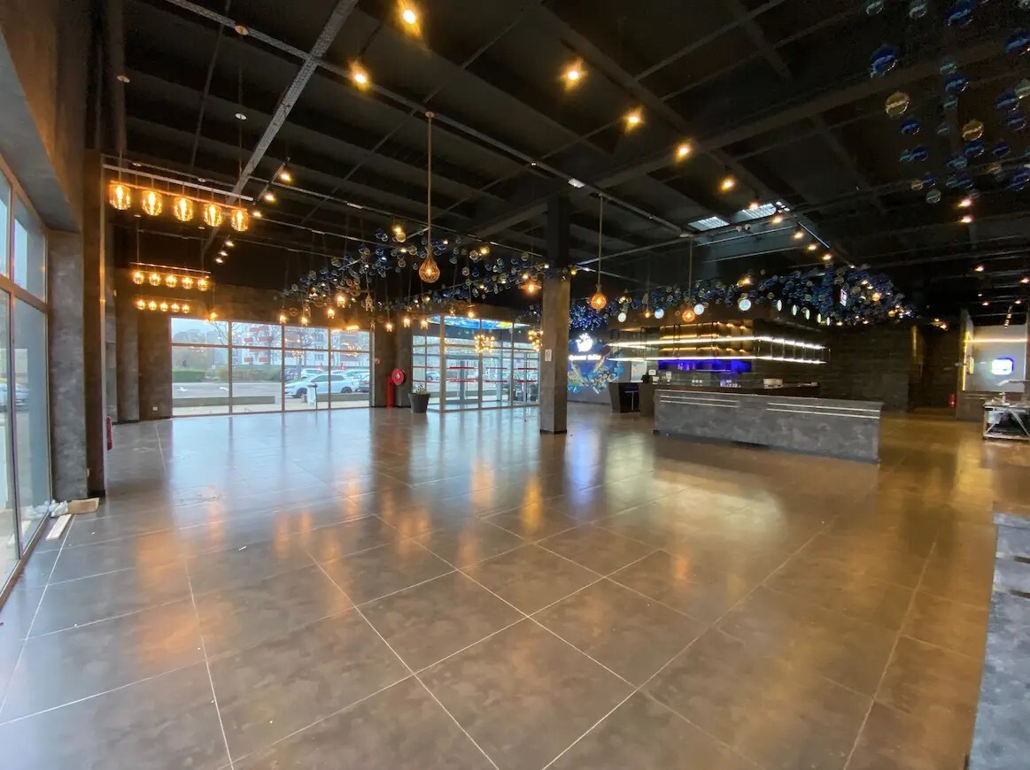 Retail in Les Mureaux for lease Interior Photo- Image 1 of 1