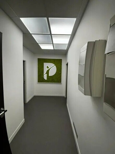 Office in Reims for lease - Interior Photo - Image 2 of 8