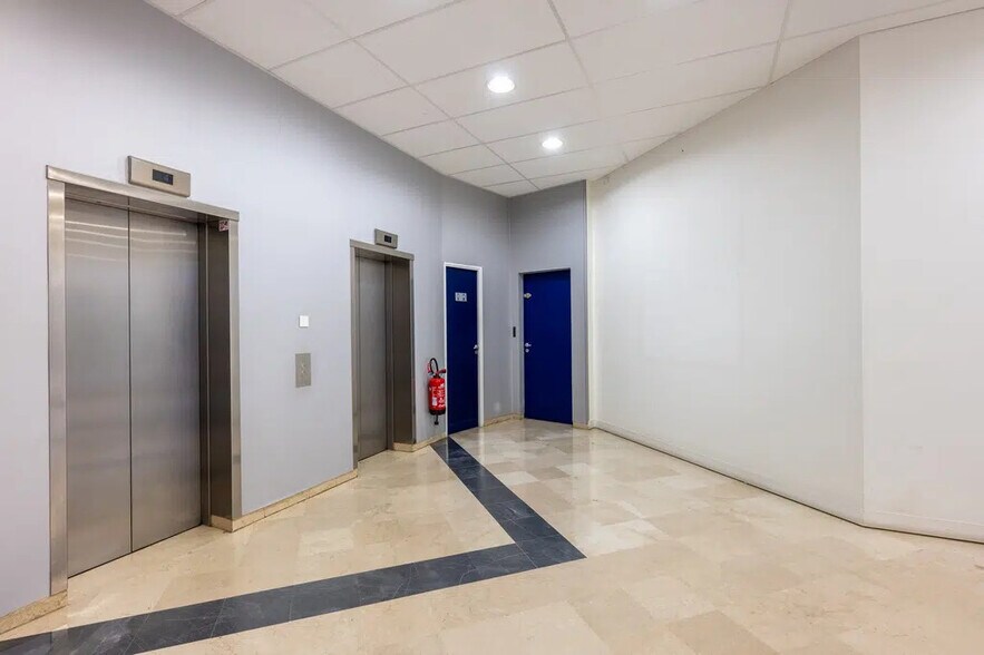 Office in Gentilly for sale - Lobby - Image 3 of 10
