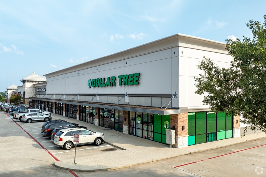 2105-2129 W Davis St, Conroe, TX for lease - Building Photo - Image 1 of 32