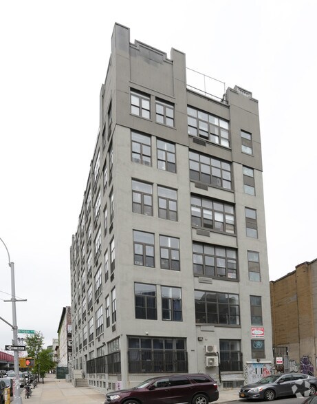 808 Driggs Ave, Brooklyn, NY for lease - Primary Photo - Image 1 of 12