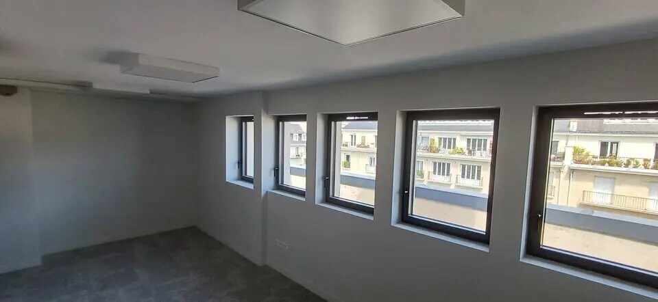 Office in Caen for lease - Interior Photo - Image 3 of 5