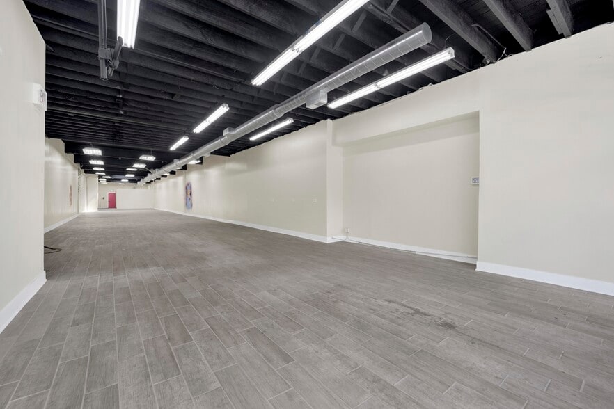 7055 N Clark St, Chicago, IL for lease - Interior Photo - Image 3 of 22