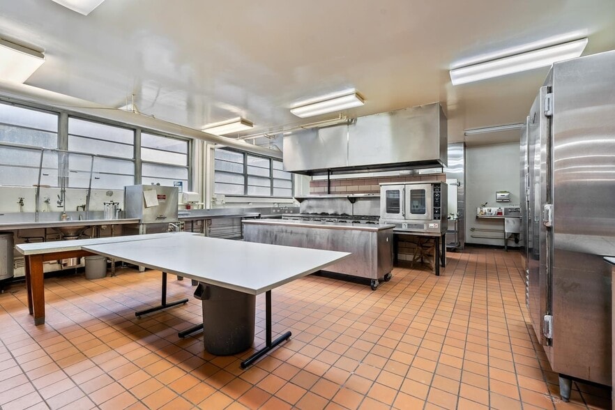 650 S Irwin Ave, Green Bay, WI for sale - Building Photo - Image 3 of 15