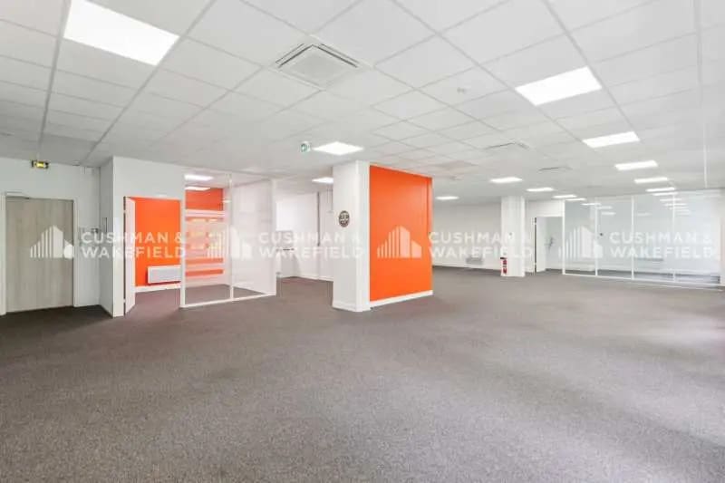 Office in Levallois-Perret for lease - Building Photo - Image 3 of 11
