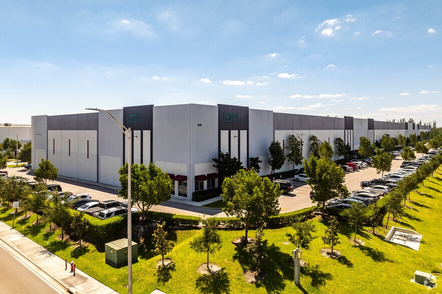 3980 W 104th St, Hialeah, FL for lease - Primary Photo - Image 1 of 7