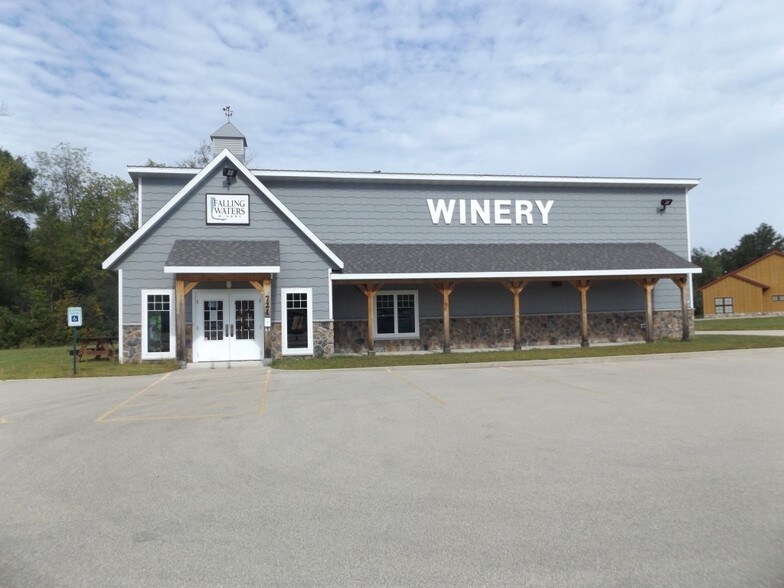 721 Dyer St, Crivitz, WI for sale - Building Photo - Image 1 of 1