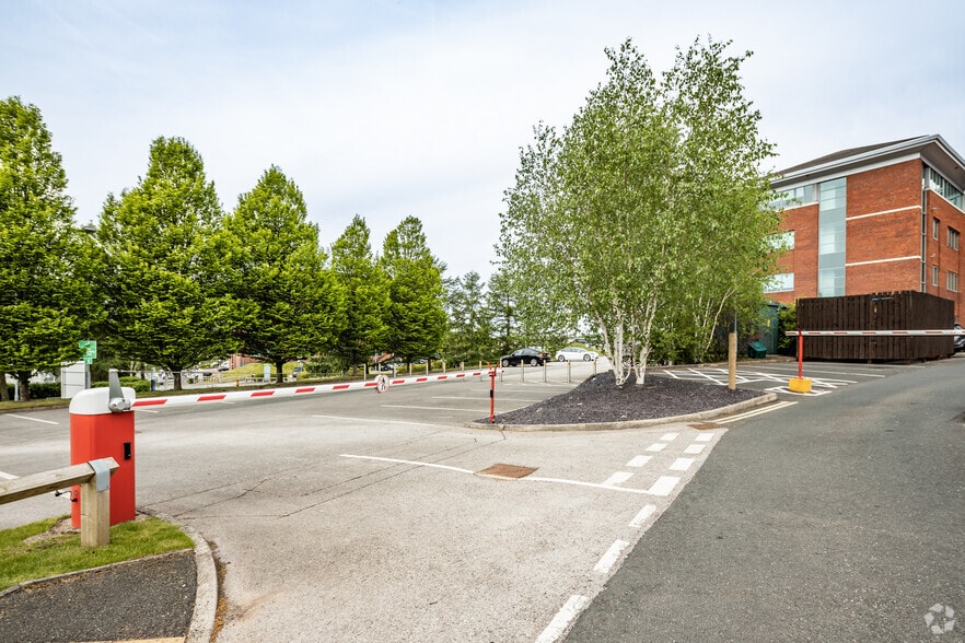 4A-4B The Parklands, Bolton for lease - Building Photo - Image 2 of 3