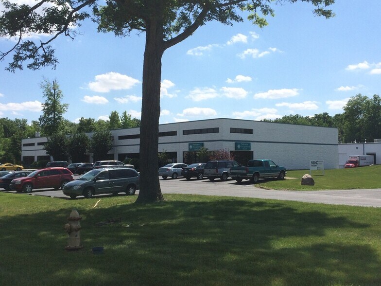 9300 Airport Dr, Fort Wayne, IN for lease - Building Photo - Image 2 of 7