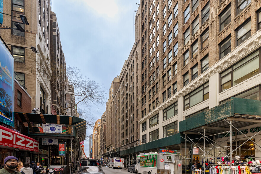 213 W 35th St, New York, NY for lease - Primary Photo - Image 1 of 5