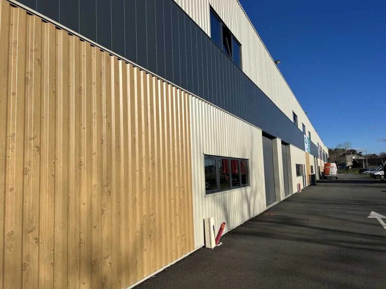 Flex in Salleboeuf for lease - Building Photo - Image 1 of 8