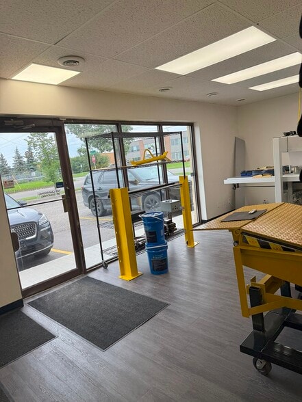 Commercial Condo Units at 4063 74 Ave SE portfolio of 2 properties for sale on LoopNet.com - Building Photo - Image 3 of 23