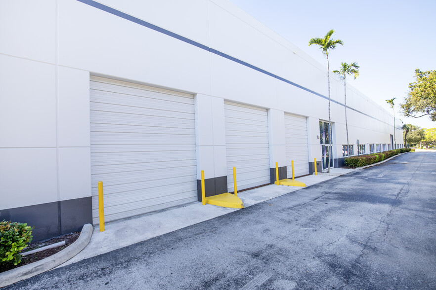 6400 Park Of Commerce Blvd, Boca Raton, FL for lease - Building Photo - Image 2 of 5