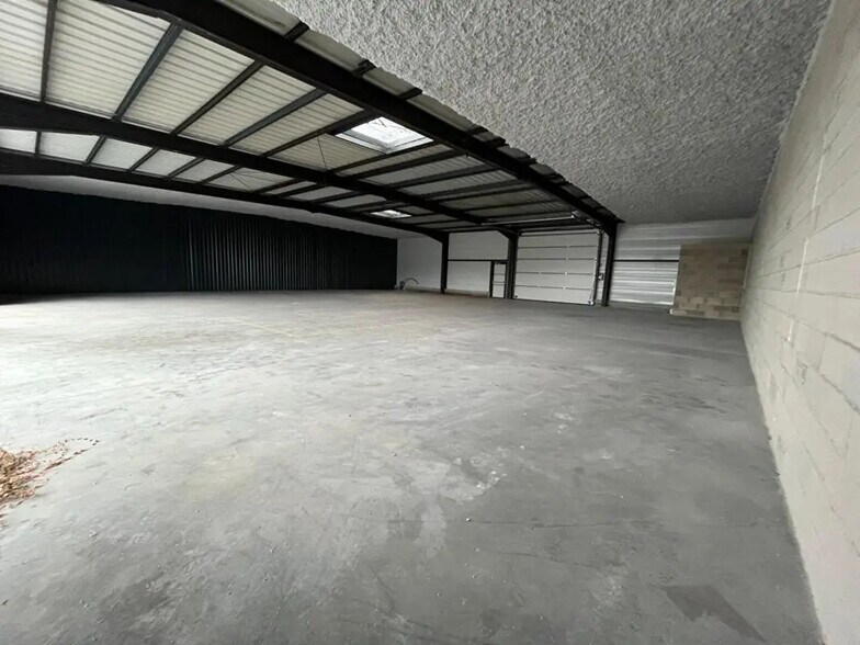 Retail in Saint-Vit for lease - Interior Photo - Image 3 of 3