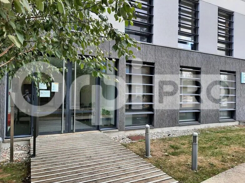 Office in Compiègne for lease - Building Photo - Image 2 of 4