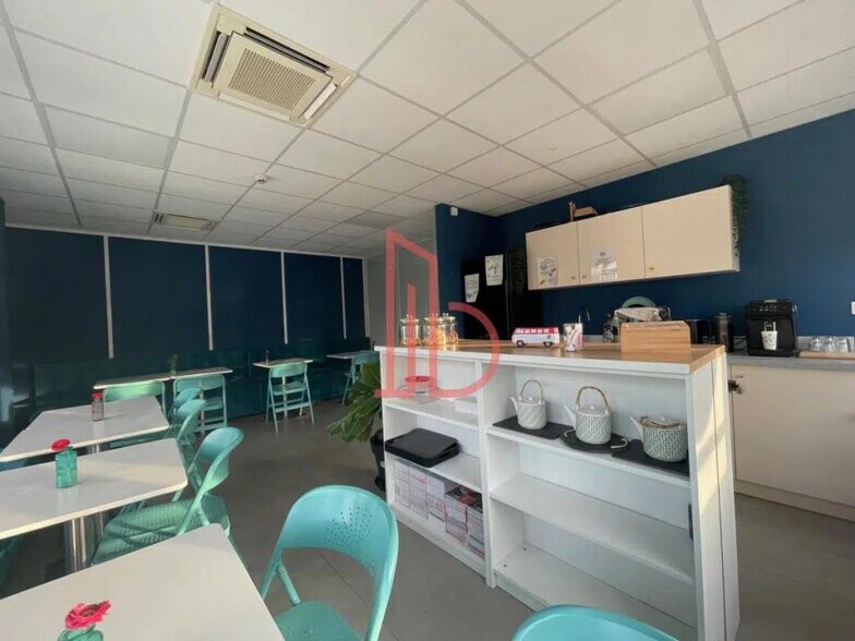 Office in Bordeaux for lease - Interior Photo - Image 3 of 8