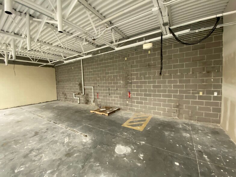 414 N Elm Ave, Clever, MO for sale - Interior Photo - Image 1 of 1