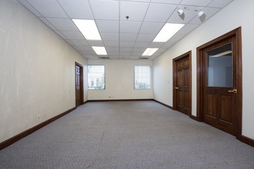 1230 Karl Ct, Wauconda, IL for lease - Interior Photo - Image 2 of 10