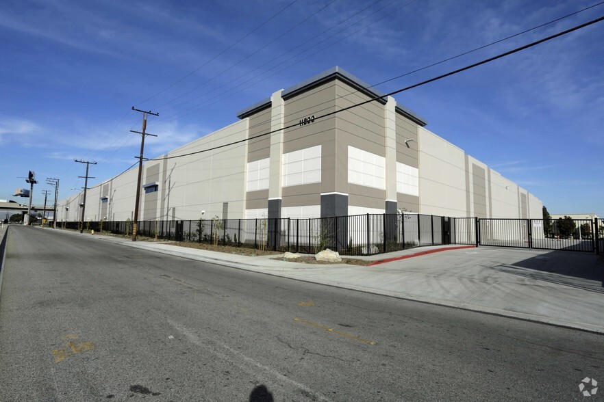 11600 Alameda St, Lynwood, CA for lease - Building Photo - Image 2 of 3