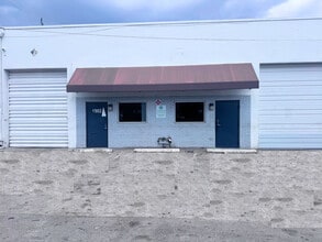 1900-2261 NW 29th St, Oakland Park, FL for lease Building Photo- Image 1 of 9