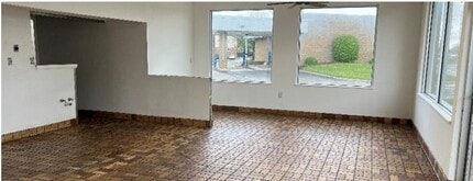 5025 N Grand River Ave, Lansing, MI for lease Interior Photo- Image 1 of 3