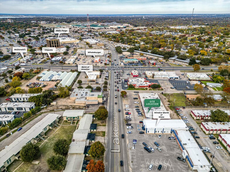 929-941 Lake Air Dr, Waco, TX for lease - Building Photo - Image 3 of 9