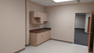 426-444 Hayward Ave N, Oakdale, MN for lease Interior Photo- Image 1 of 5