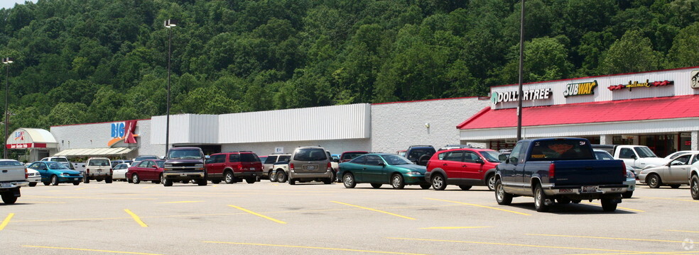 201-223 Crossings Mall, Elkview, WV for lease - Building Photo - Image 2 of 4