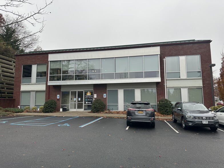 1092 W Jericho Tpke, Commack, NY for lease - Building Photo - Image 2 of 23