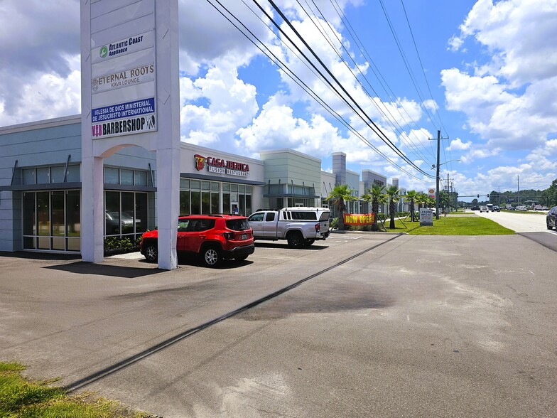 7035 Philips Hwy, Jacksonville, FL for lease - Building Photo - Image 1 of 28