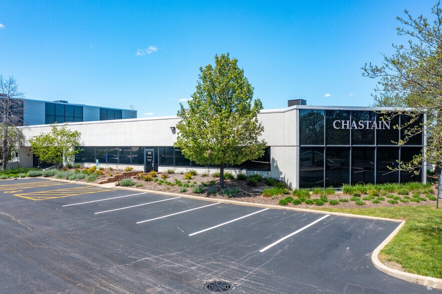 120-160 W Center Ct, Schaumburg, IL for lease - Building Photo - Image 2 of 4