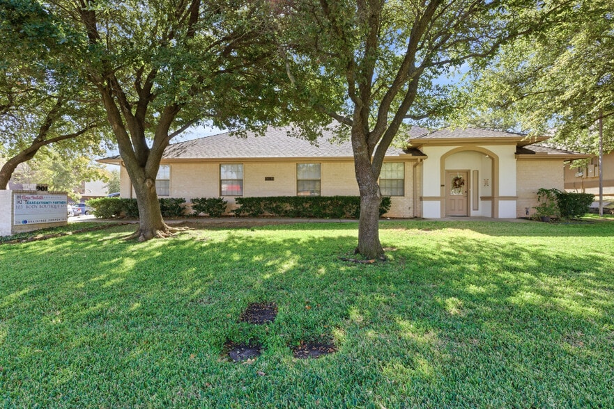 901 W Wall St, Grapevine, TX for lease - Building Photo - Image 2 of 17