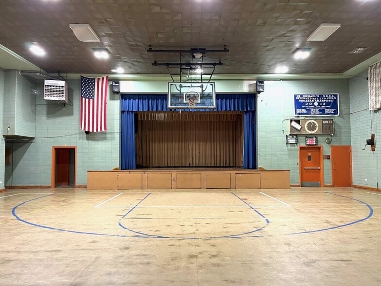 237 Jerome St, Brooklyn, NY for lease - Interior Photo - Image 2 of 33