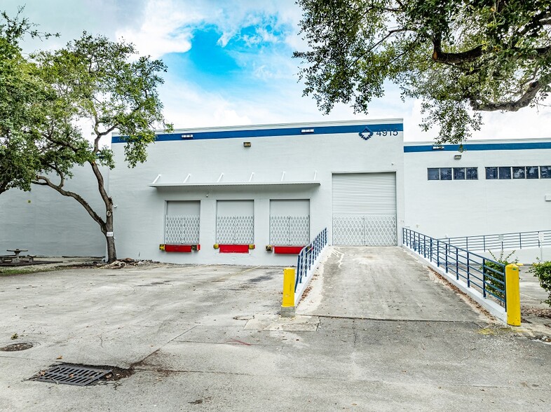 4915 NW 159th St, Miami Lakes, FL for lease - Building Photo - Image 2 of 41