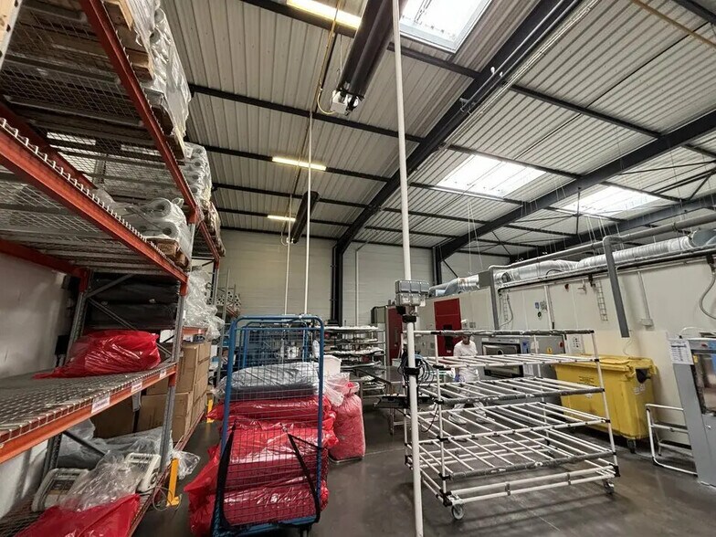 Flex in Vénissieux for lease - Interior Photo - Image 2 of 12