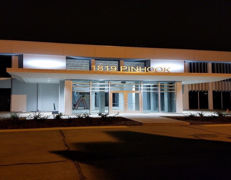 1819 W Pinhook Rd, Lafayette, LA for lease - Building Photo - Image 1 of 8