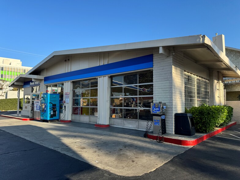 220 W 17th St, Santa Ana, CA for lease - Building Photo - Image 1 of 6