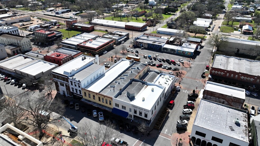 104 E Alamo St, Brenham, TX for sale - Building Photo - Image 2 of 32