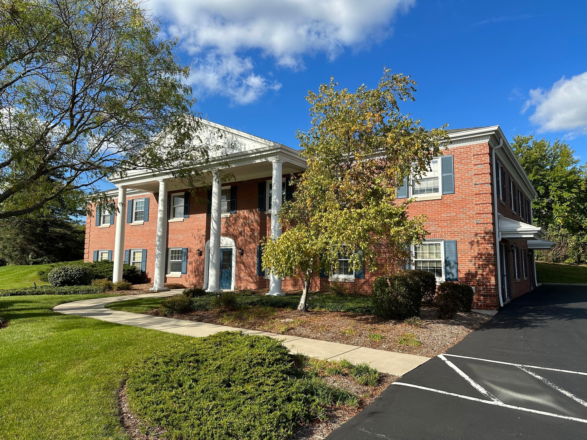 2050 W Good Hope Rd, Glendale, WI for lease Building Photo- Image 1 of 2