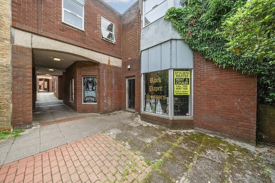 2 Bishops Walk, Pinner for lease - Building Photo - Image 1 of 13