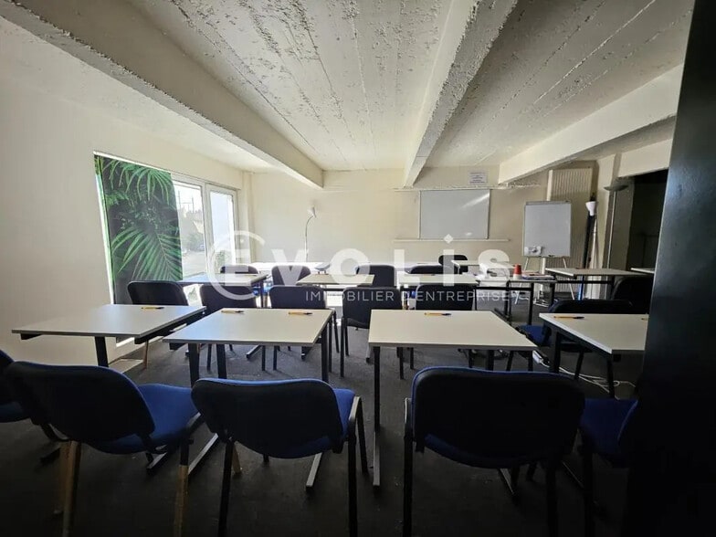 Office in Vanves for lease - Interior Photo - Image 3 of 12