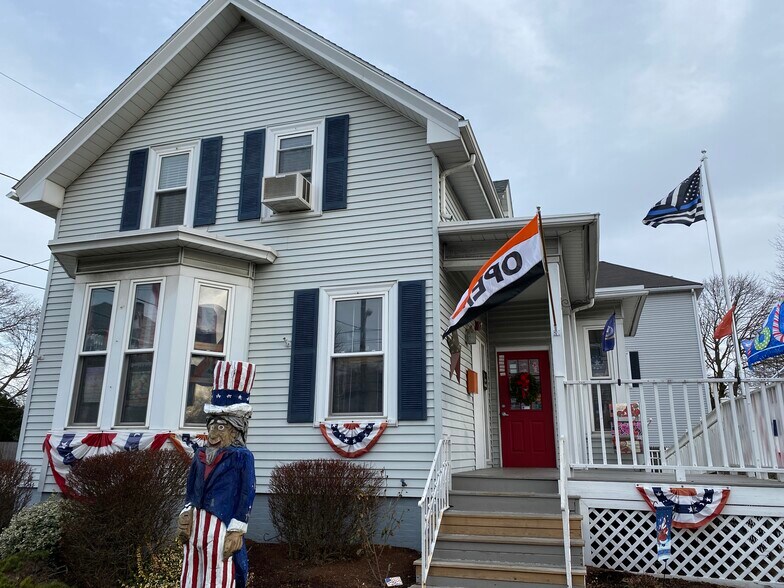 694 N Broadway, East Providence, RI for sale - Primary Photo - Image 1 of 1