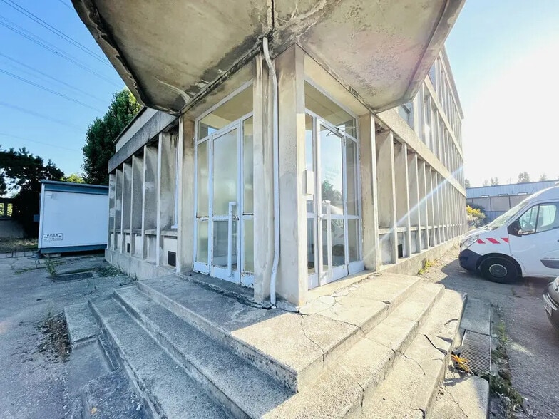 Office in Le Havre for lease - Building Photo - Image 2 of 5