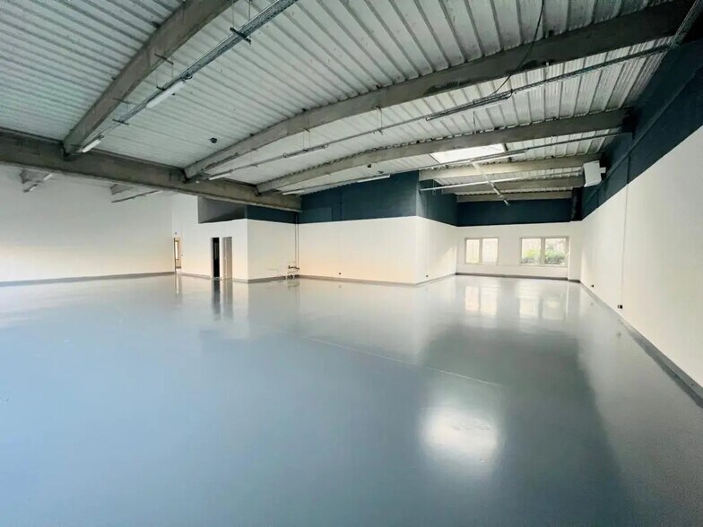 Office in Trappes for lease - Interior Photo - Image 2 of 10